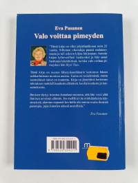 Valo voittaa pimeyden (signeerattu)