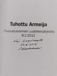 Tuhottu Armeija - Puolustusvoimien uudelleenjärjestely 8.2.2012 (signeerattu, tekijän omiste)
