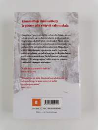 Tyttö lumisateessa