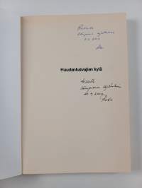 Haudankaivajien kylä (signeerattu, tekijän omiste)