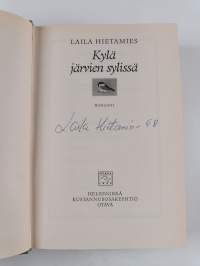 Kylä järvien sylissä (signeerattu)