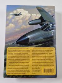 Ukkosen jyrinää : Thunderchief-lentäjänä Vietnamissa