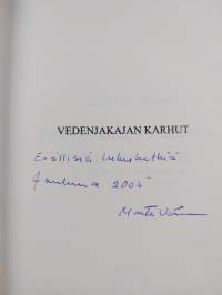 Vedenjakajan karhut : novelleja ihmisten ja karhujen kohtaamisista rajaseudulla (signeerattu)