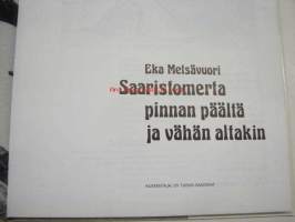 Saaristomerta pinnan päältä ja vähän altakin