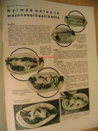 Oma Koti 1933 nr 1 (kansi Martta Wendelin, aihe mummo kutoo sukkaa, vauva nukkuu kehdossa)
