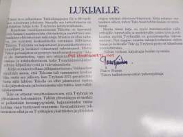 Kolme porrasta tulevaisuuteen. Juhlakirja Tukkukauppojen Oy:n täyttäessä 60 vuotta