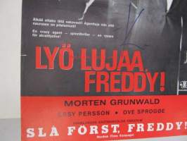Lyö lujaa, Freddy! - Slå först, Freddy! -elokuvajuliste, Morten Grunwald, Essy Persson