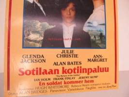 Sotilaan kotiinpaluu - En soldat kommer hem -elokuvajuliste, Glenda Jackson, Julie Christie, Alan Bates, Alan Bridges