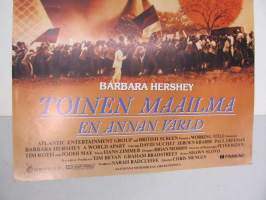 Toinen maailma - En annan värld -elokuvajuliste, David Suchet, Paul Freeman, Tim Roth, Chris Menges
