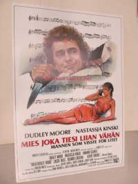 Mies joka tiesi liian vähän - Mannen som visste för litet -elokuvajuliste, Dudley moore, Nastassja Kinski, Howard Zieff