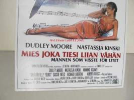 Mies joka tiesi liian vähän - Mannen som visste för litet -elokuvajuliste, Dudley moore, Nastassja Kinski, Howard Zieff