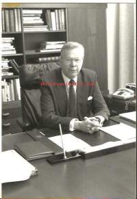 Raimo Ilaskivi työpöydän ääressä