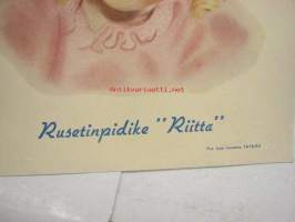 Rusetinpidike Riitta -mainostaulu, kauppojen sisämainontaplakaatti, pidettiin esim. hyllyllä tai tiskillä
