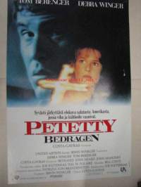 Petetty - Bedragen -elokuvajuliste, Tom Berenger, Debra Winger, Costa-Gravas