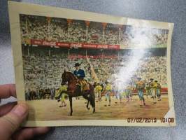 Toros - vision grafica de la fiesta nacional Espana - Taureaux - The Bull-fight - Der Stierkampf -ihailevaan sävyyn kirjoitettu opas espanjalaisten