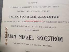 Albin Mikael Skogström -koulu- ja opiskelutodistuksia 1900-luvun alkuvuosilta, asiakirjojen allekirjoittajina mm. Arthur Clopath, Max Åkerblom, Fred. Elfving ym.