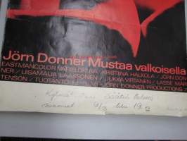 Mustaa valkoisella -elokuvajuliste, Jörn Donner, Kristiina Halkola, Liisamaija Laaksonen, Lasse Mårtenson