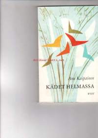 Kädet helmassa