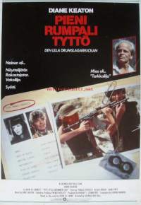 Pieni rumpalityttö, Diane Keaton, Yorgo Voyagis ja Klaus Kinski.   -elokuvajuliste