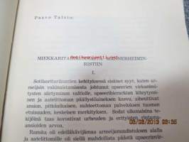 Sotamuseo III 1950 vuosikirja, sis. seuraavat artikkelit; Miekkaritarikunnasta Mannerheimin-ristiin, Suomalainen sotilaspäähine Venäjän-vallan aikana, Tykkien
