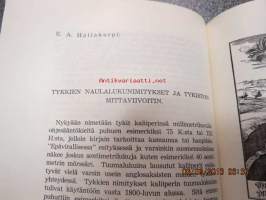Sotamuseo III 1950 vuosikirja, sis. seuraavat artikkelit; Miekkaritarikunnasta Mannerheimin-ristiin, Suomalainen sotilaspäähine Venäjän-vallan aikana, Tykkien