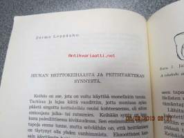 Sotamuseo III 1950 vuosikirja, sis. seuraavat artikkelit; Miekkaritarikunnasta Mannerheimin-ristiin, Suomalainen sotilaspäähine Venäjän-vallan aikana, Tykkien