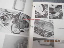 Case Product News - Engines 4-390 Case engine -moottoriuutuksia esite