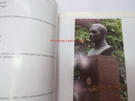 Veistoksia Trussa - Statyer i Åbo - Sculptures in Turku