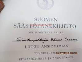 Suomen Säästöpankkiliitto / Klaus Stenroos / ansiomerkki -myöntökirja