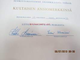 Suomen Sähköurakoitsijaliitto ry 1973 / Klaus Stenroos / Kultainen ansiomerkki -myöntökirja