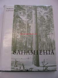 Sahamiehiä. Välähdyksiä Suomen Sahateollisuusmiesten Yhdistyksen 40-vuotiselta taipaleelta 1927-1967. (Tekijän nimikirjoituksella)