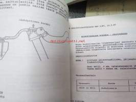 Mazda huoltotiedotekirjat 1981-86, 1987, 1989, 1990, 1991, 1993, 8 kpl maahantuojan huoltotiedotteita korjaamokäyttöön kirjoiksi koottuna