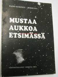 Mustaa aukkoa etsimässä. URSA no VIII