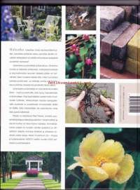 Jokanaisen puutarhakirja, 2006. kertoo hyvistä ja helpoista työtavoista, maanparannuksesta, kasvien valitsemisesta ja siitä, kuinka saat pihasi parhaat puolet esiin.