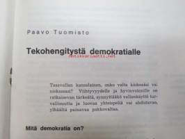 Vallankumous vai edistys Kärki-sarja !; Revoluutio - Evoluutio (Pentti Airas), Tekohengitystä demokratialle (Paavo Tuomisto), Maapolitiikkaa... (Ilmari Koppinen),