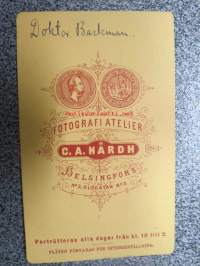 Doktor Backman -visiittikorttivalokuva