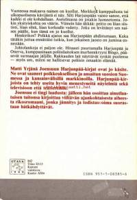 Harjunpää ja rakkauden lait, 1985. 2.p. Nainen makaa kuolleena omassa vuoteessaan. Merkkejä kamppailusta tai ulkopuolisesta tunkeutujasta ei näy, mutta