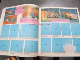 Duck Tales - Ankronikka / Walt Disney /  Panini 1987 sticker album -tarrakirja. Takakannessa reikä. n 15 tarraa liimattu.