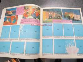 Duck Tales - Ankronikka / Walt Disney /  Panini 1987 sticker album -tarrakirja. Takakannessa reikä. n 15 tarraa liimattu.