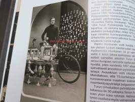 Mustakeltaista sykettä - Tarinoita Turusta, turkulaisista ja Turun Urheiluliitosta