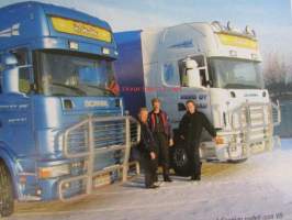 Scania Maailma 2002 nr 4, sis. mm; Scania siirtyy varaosissa eurohinnoitteluun, Uusi sähköinen seurantapalvelu, Rekkaveturi on myös monikäyttöauto, Oikea