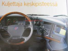 Scania Maailma 2004 nr 1, sis. mm; Luotu liikkumaan Scanian uusi R-sarja, Scanian 4-sarja kuin vanha hyvä tiimi, Uudenlainen Silver Gripen-varustus