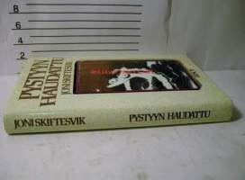 Pystyyn haudattu : romaani