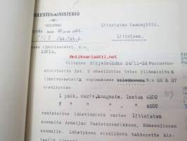 Puolustusministeriö / Littoisten Verkatehdas Oy -kirjeenvaihtokansio, joka käsitteelee tilattuja kankaita, niiden ominaisuuksia, toimituksia ym. puolustusvoimien