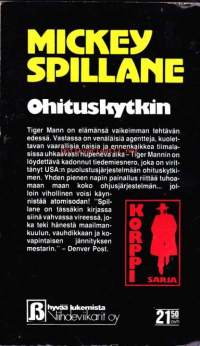 Ohituskytkin, 1986. Korppi-sarja 8. Tiedemiesnero on kadoksissa, USA:n ohjuspuolustusjärjestelmässä on ohituskytkin. Tiger Mann on taas parhaimmillaan.