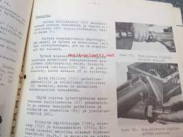 Triumph henkilöautojen huoltotiedotuksia 1960-luvulta, kerätty Sisu-kansioon (Oy Suomen Autoteollisuus Ab maahantuojana), vuosilta 1962-64