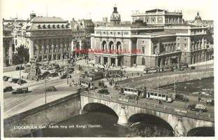 Stockholm, Gust. Adolfs torg och Kungl. Operan  - paikkakuntakortti, raitiotievaunu kulkenut  11.6.1943