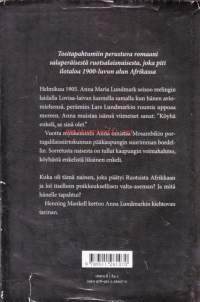 Likainen enkeli, 2011. 1. painos.Tositapahtumiin perustuva romaani salaperäisestä ruotsaisnaisesta, joka piti ilotaloa 1900-luvun alun Afrikassa.