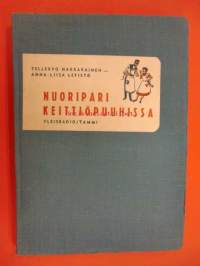 Nuoripari keittiöpuuhissa