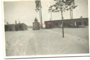 Huoltovaja Karhumäessä, missä vietettiin joulujuhlia - valokuva 6x9 cm